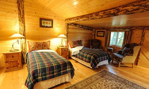 Bedroom in small hunting & fishing cabin : r/cabins